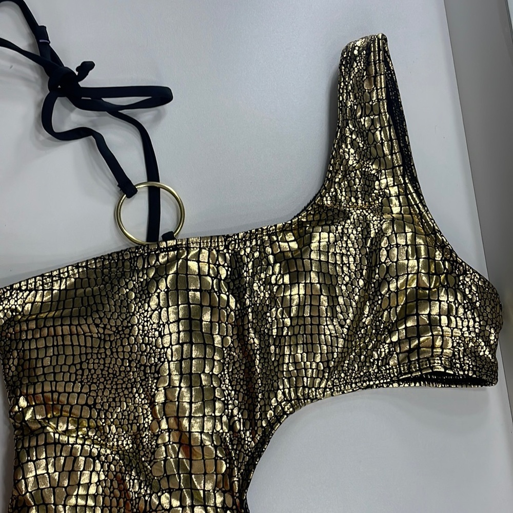 Super fancy swimsuit 🖤